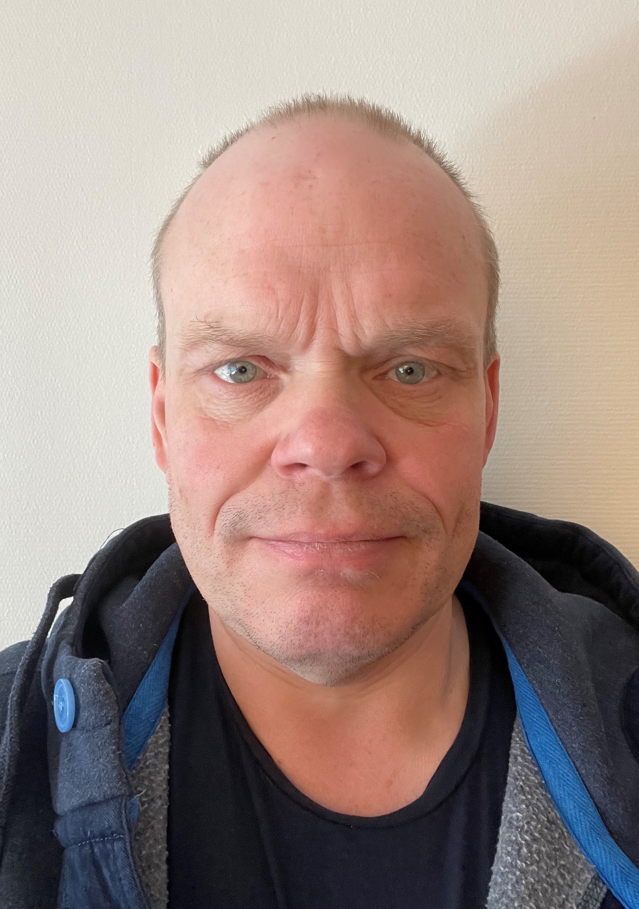 Middelaldrende mann med kortkllipt hår