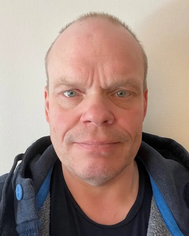 Middelaldrende mann med kortkllipt hår