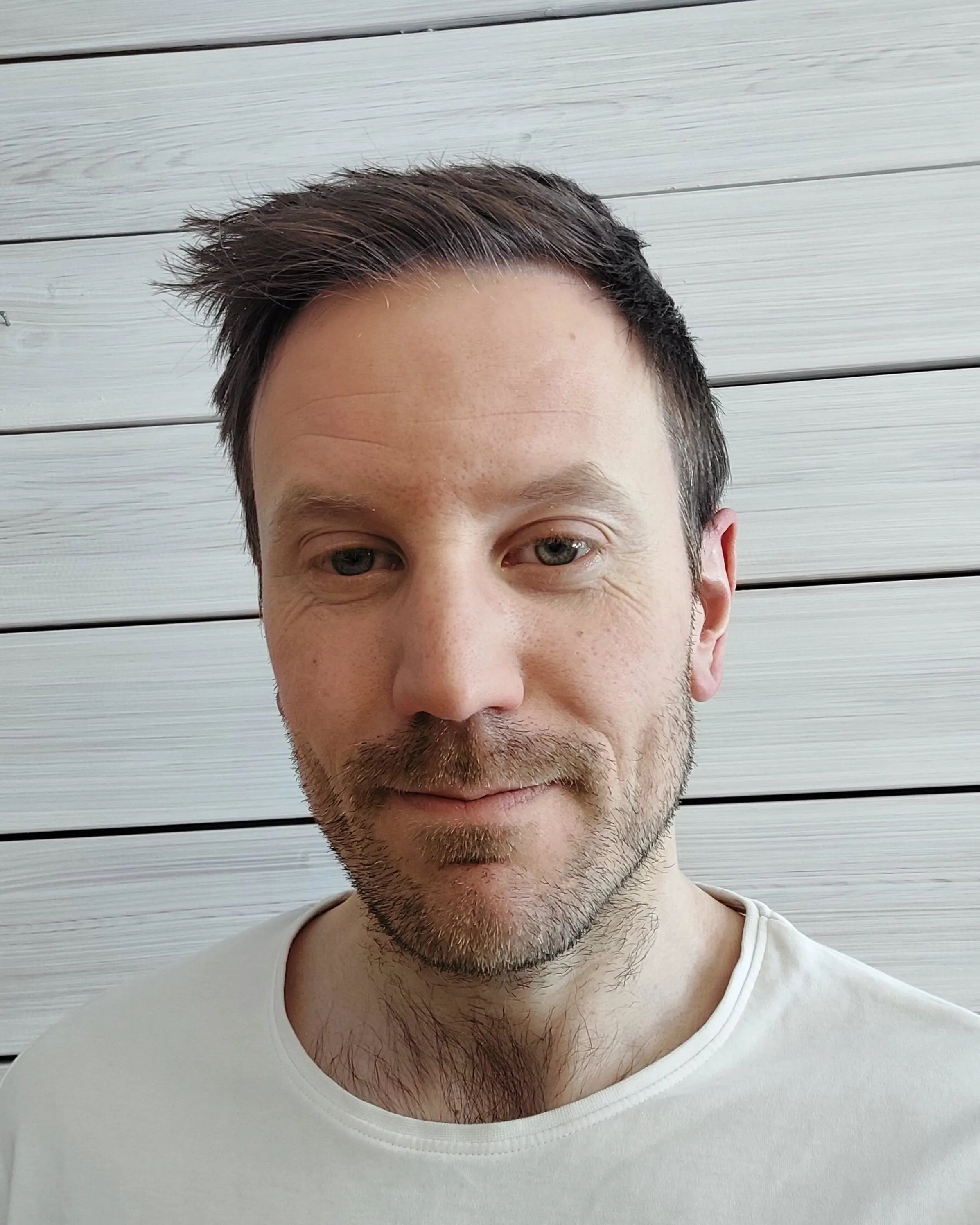 Mann i hvir t-skjorte