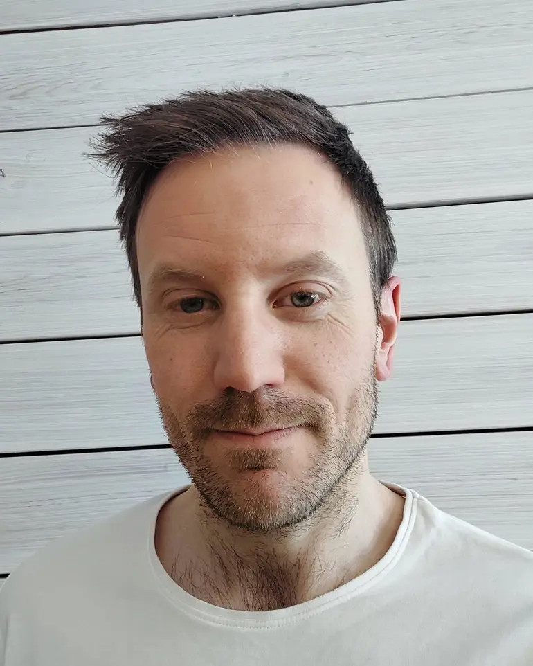 Mann i hvir t-skjorte