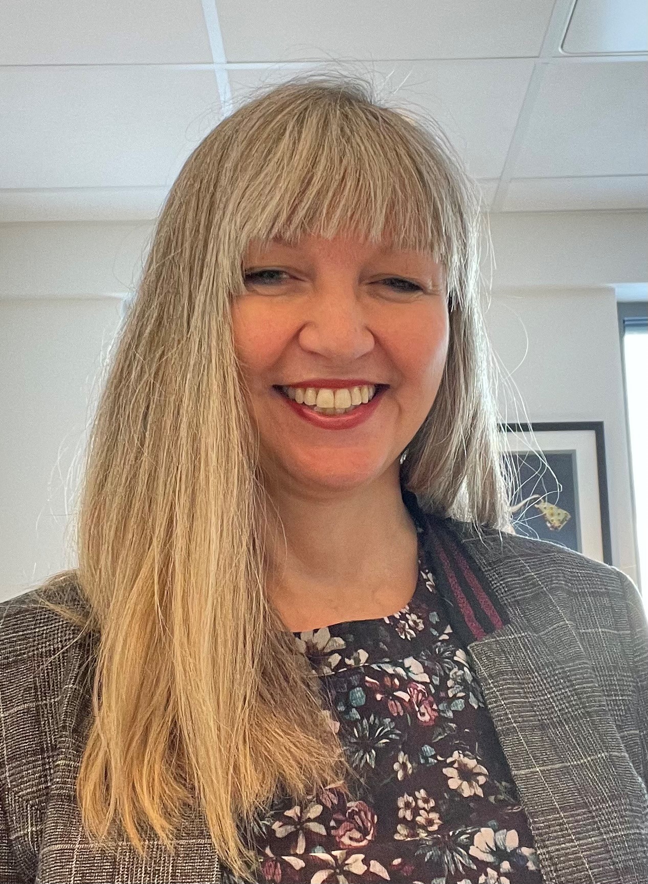 Dame med langt blondt hår