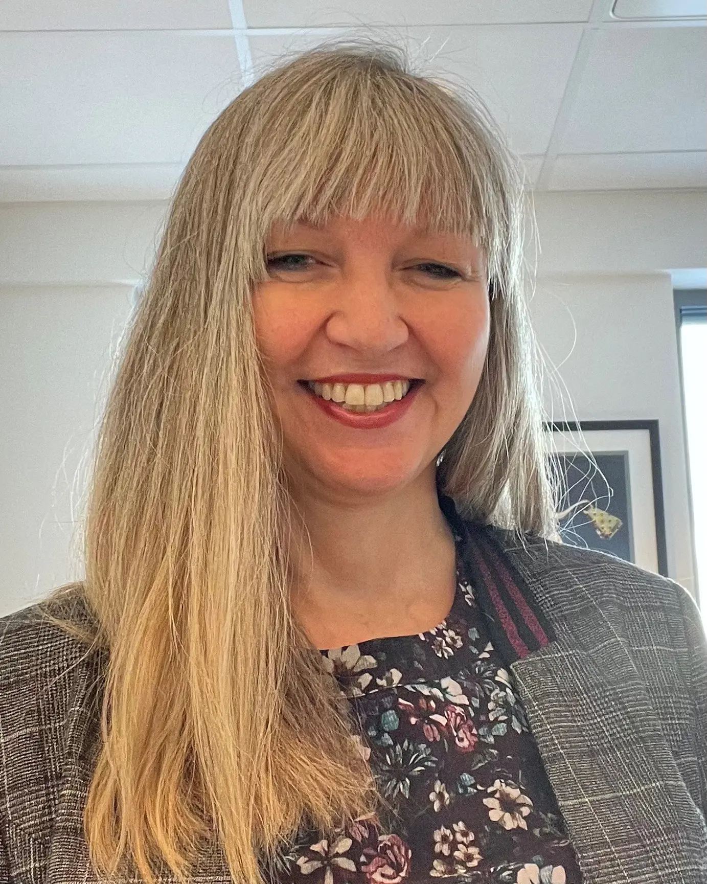 Dame med langt blondt hår