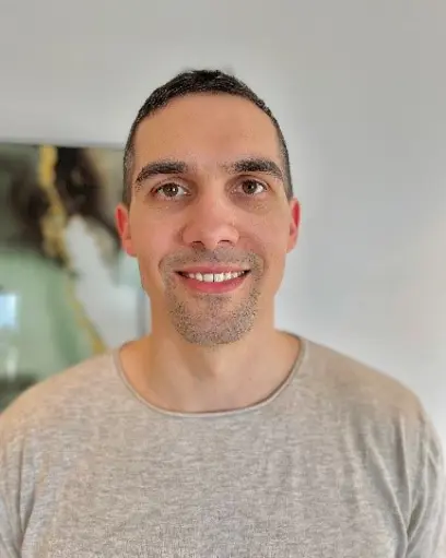 Mann i ambulanseuniform