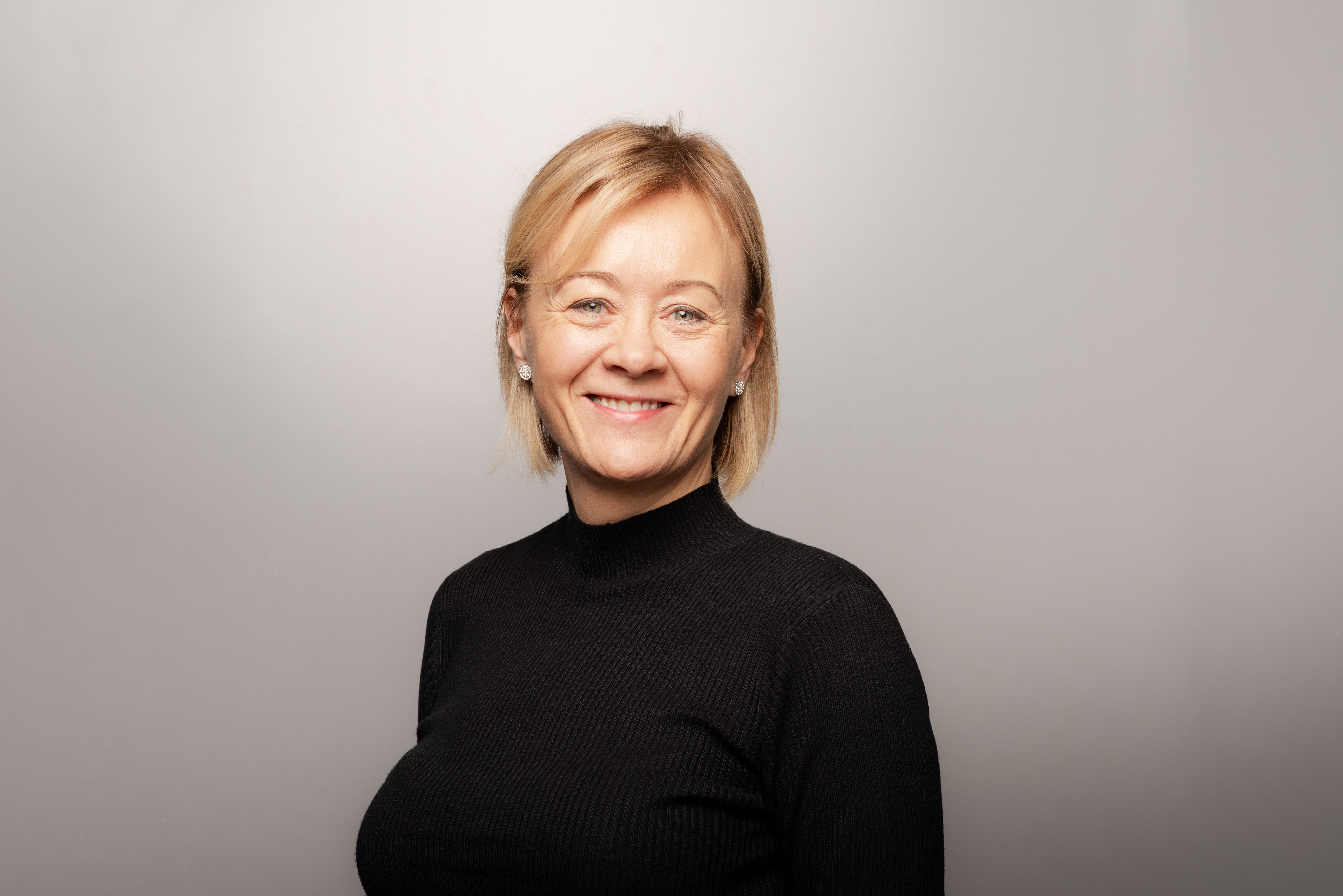 Blond dame i sort genser