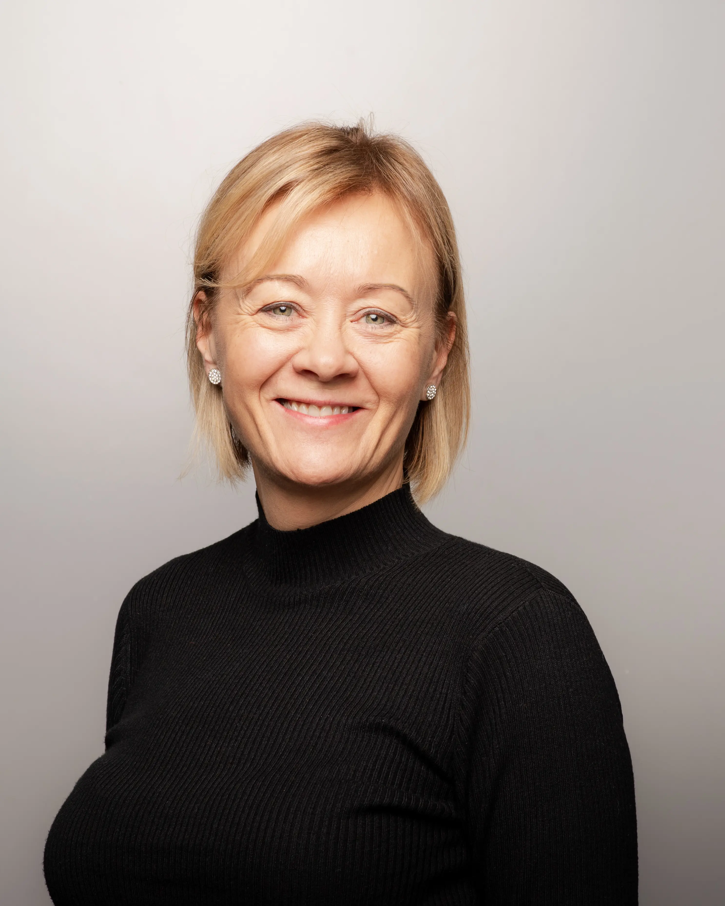 Blond dame i sort genser