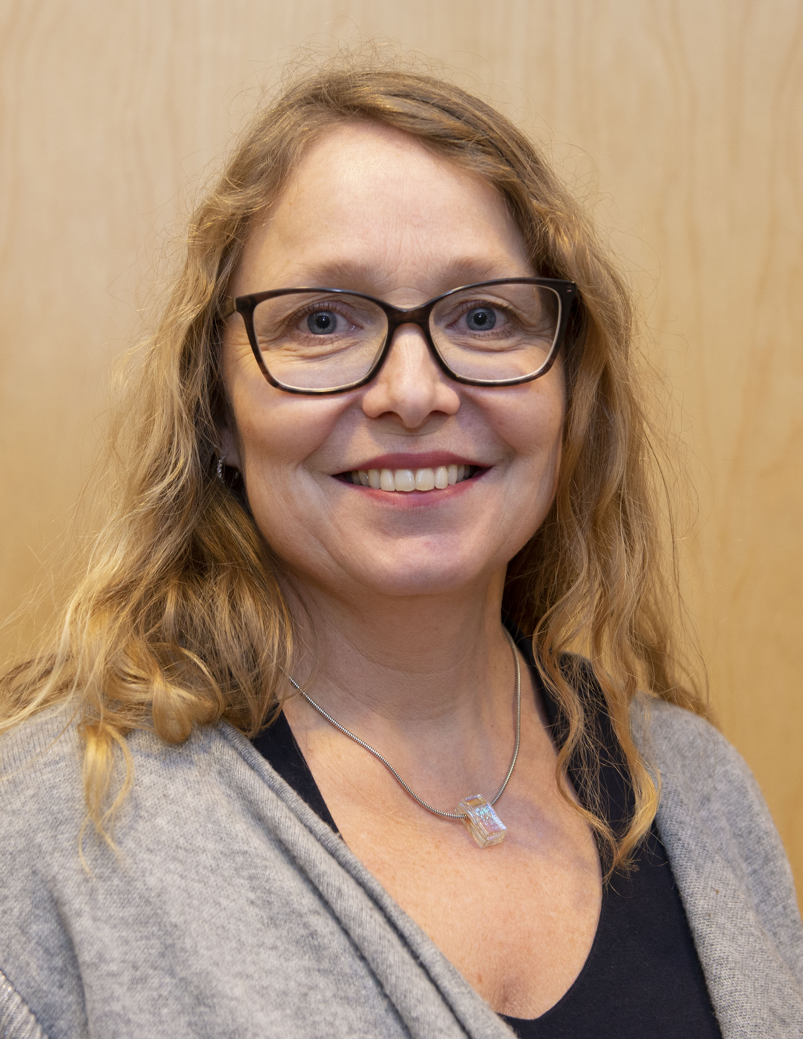 Dame med briller og langt hår