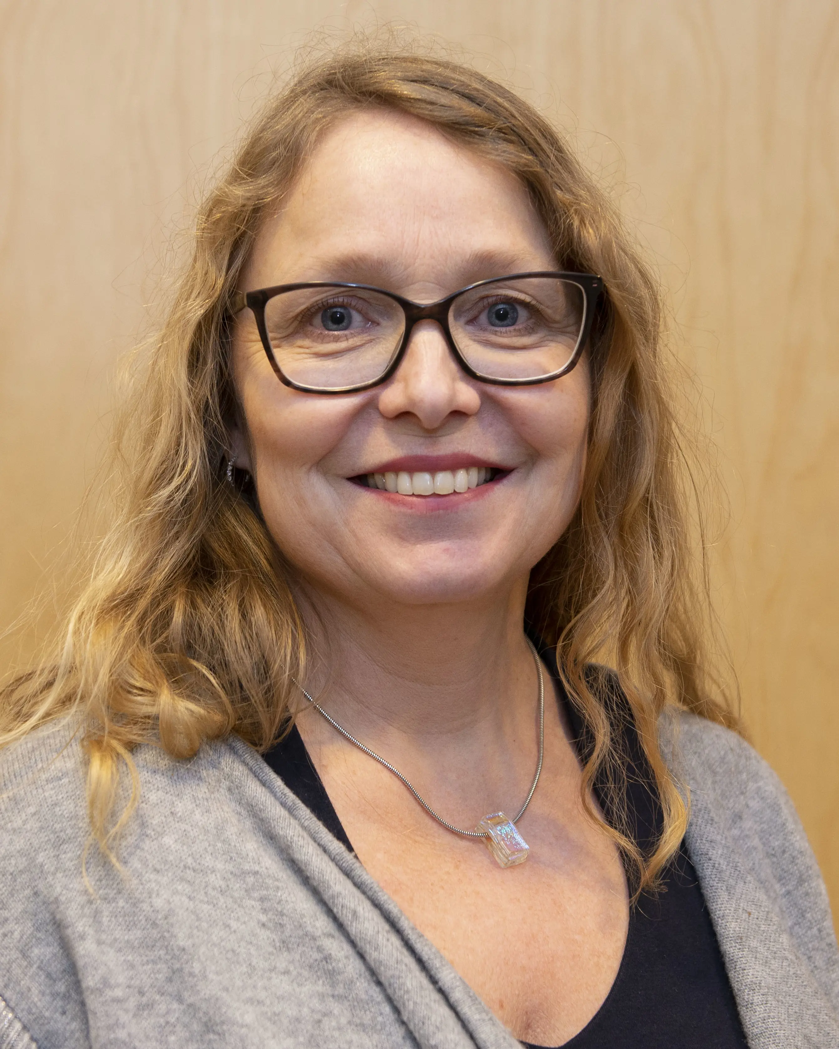 Dame med briller og langt hår