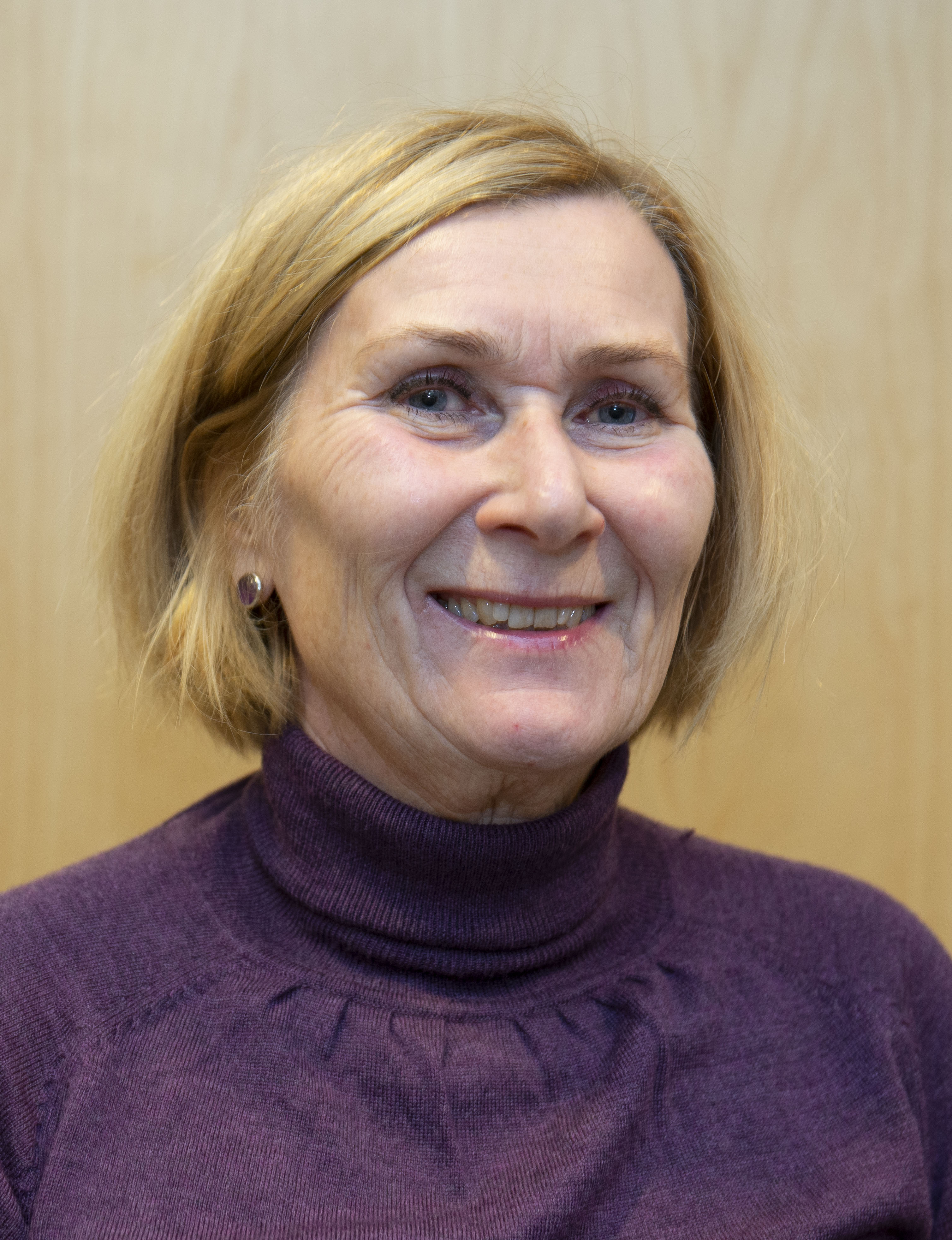 Dame med halvlangt blondt hår