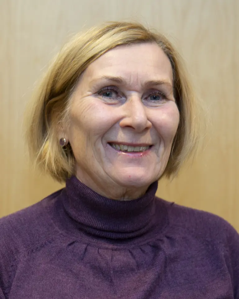 Dame med halvlangt blondt hår