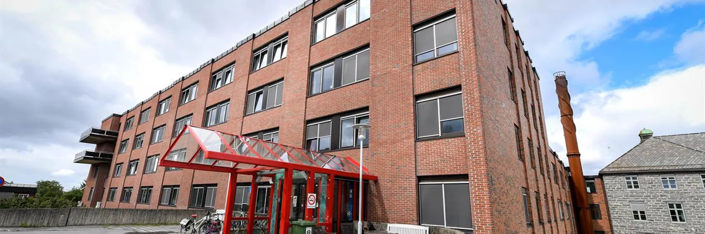 En bygning med rødt tak