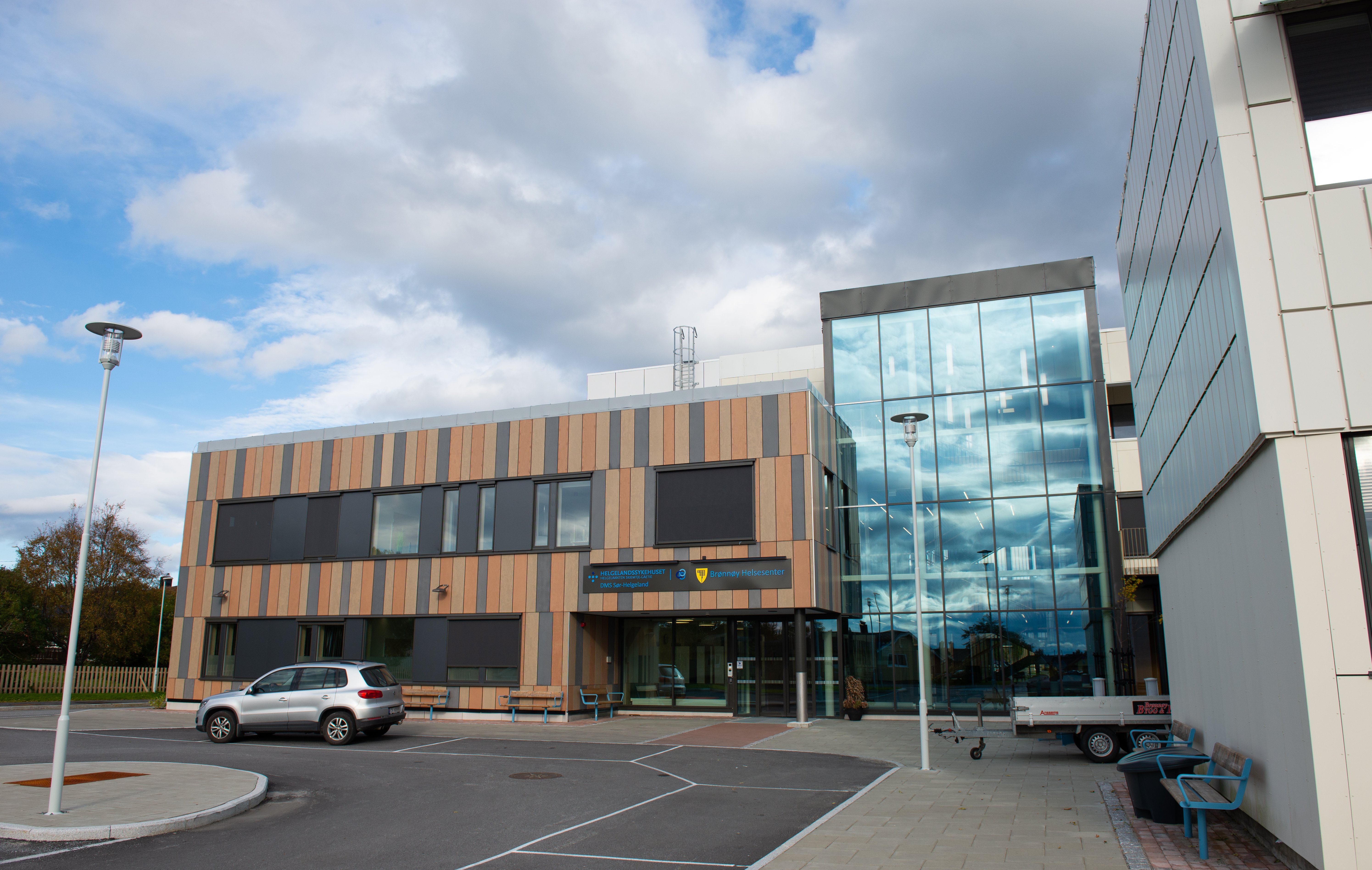 Bygg med blå himmel over