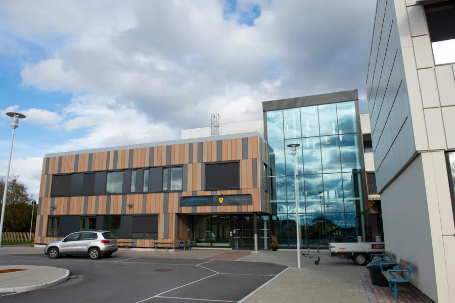 Bygg med blå himmel over