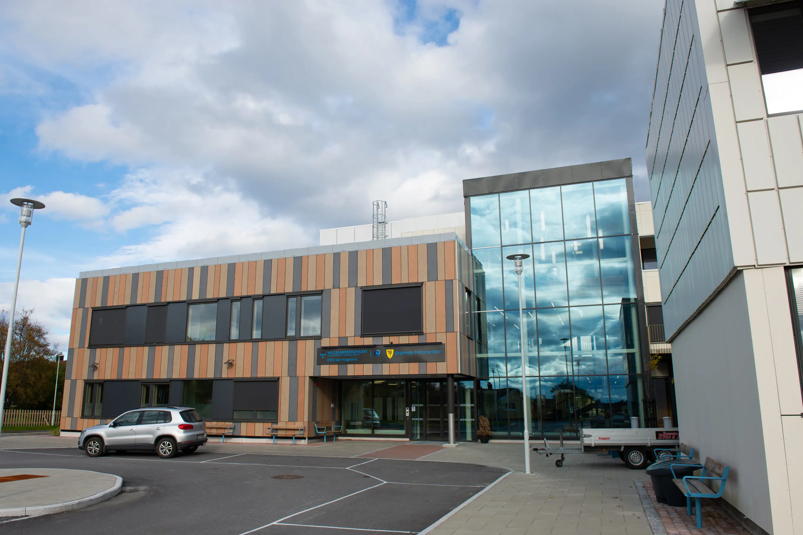 Bygg med blå himmel over