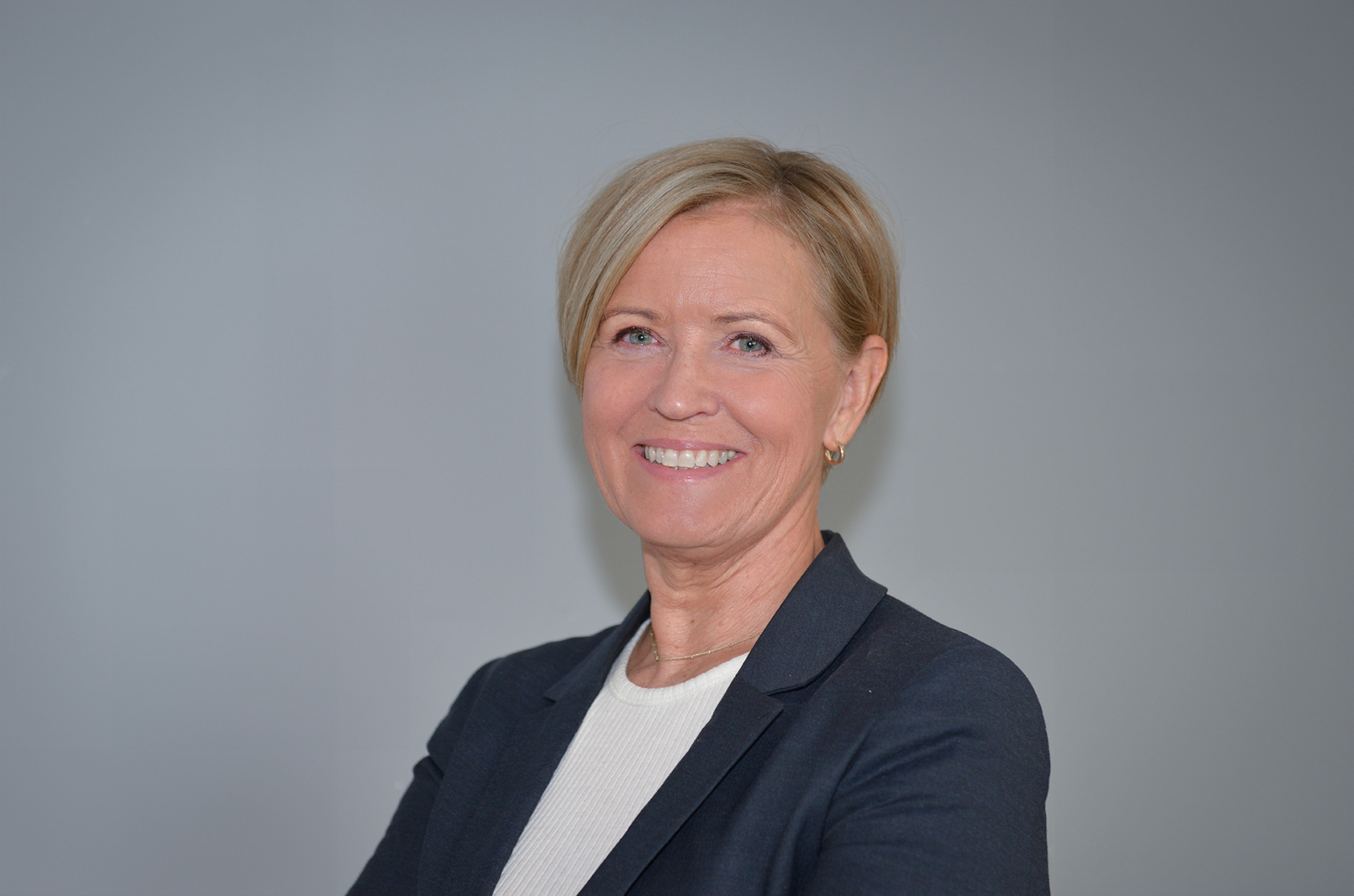 En mann i dress som smiler