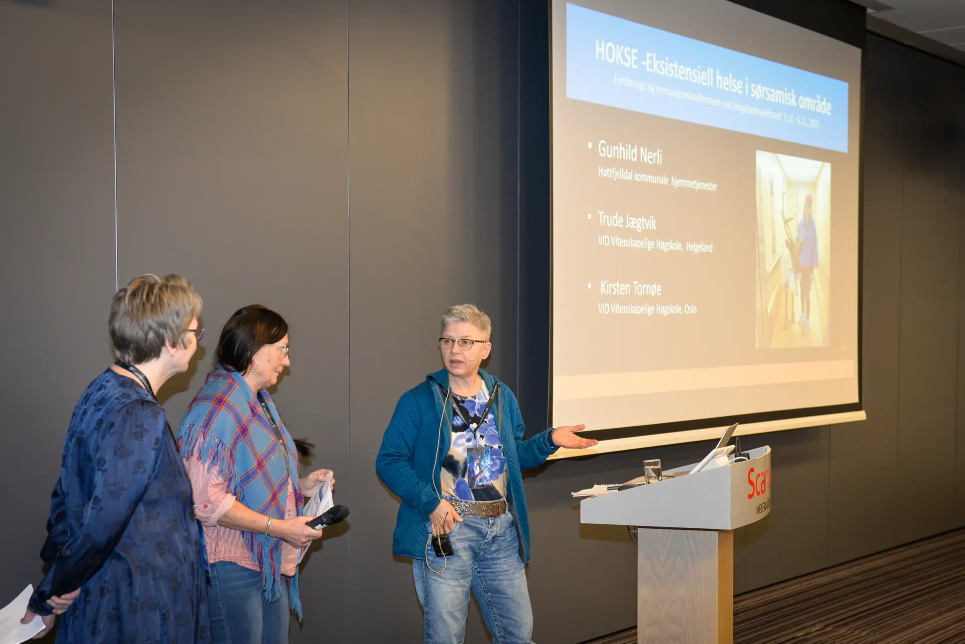 Tre damer snakker foran en stor skjerm. De skal snakke om eksistensiell helse