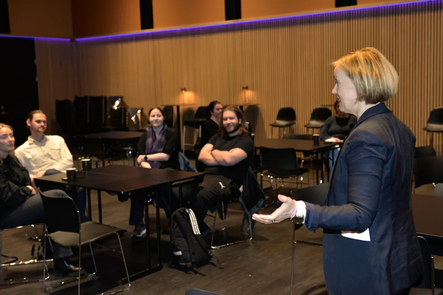 Dame snakker foran en forsamling