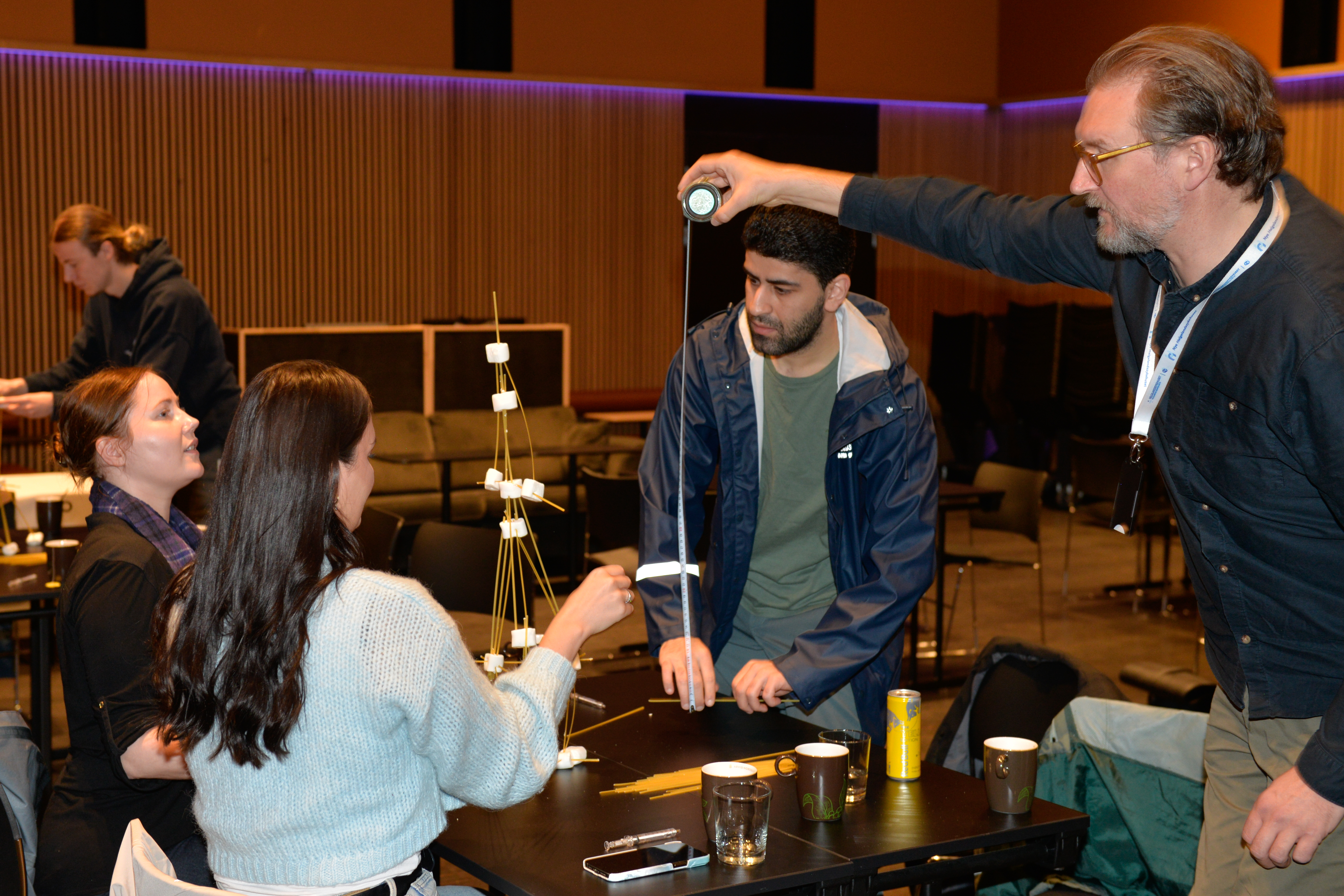 Fire personer jobber med et prosjekt