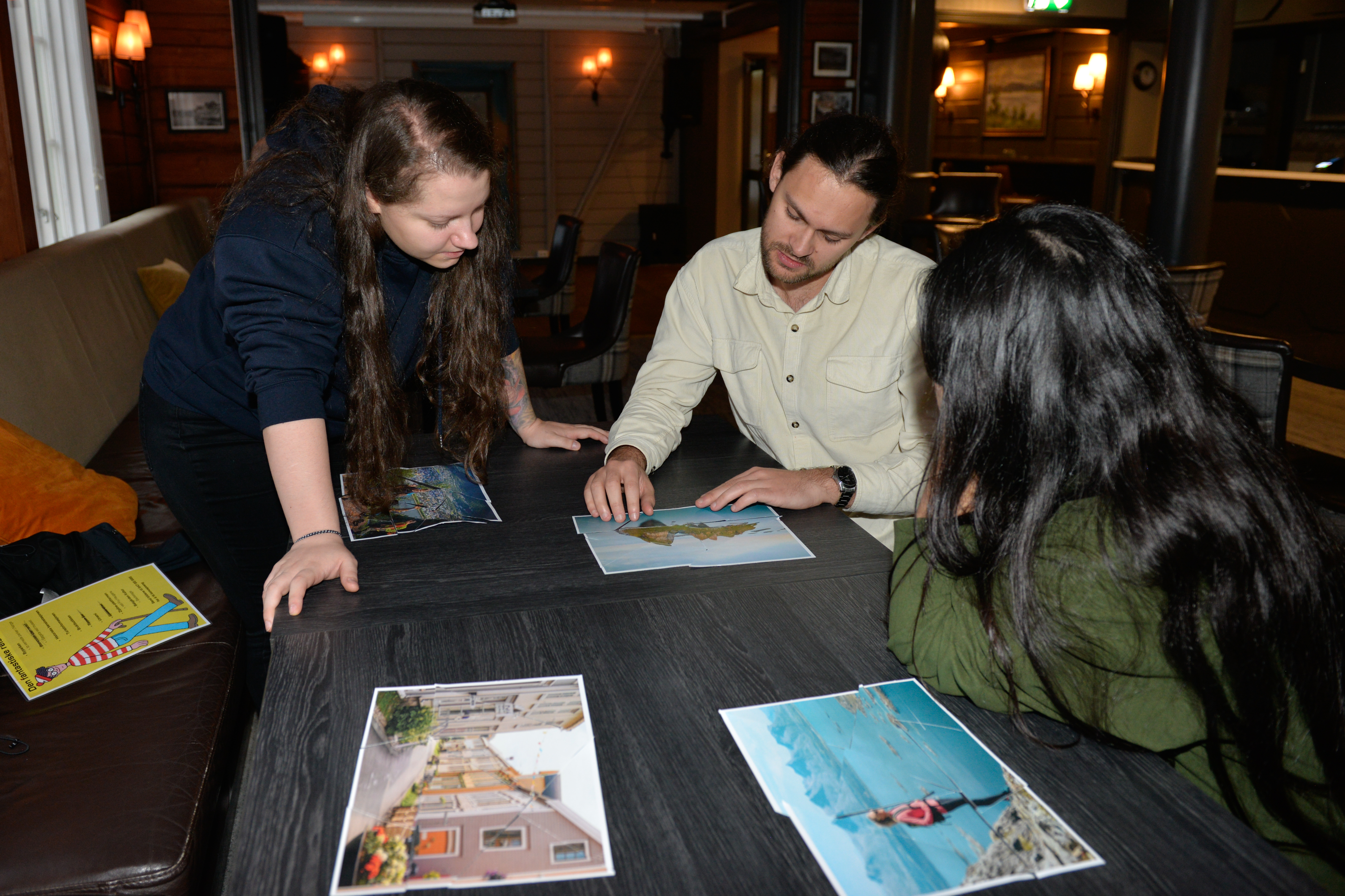 Tre personer jobber med en oppgave