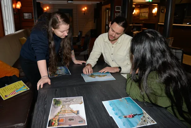 Tre personer jobber med en oppgave