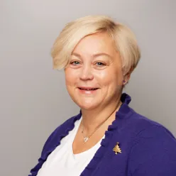 En person i blå jakke