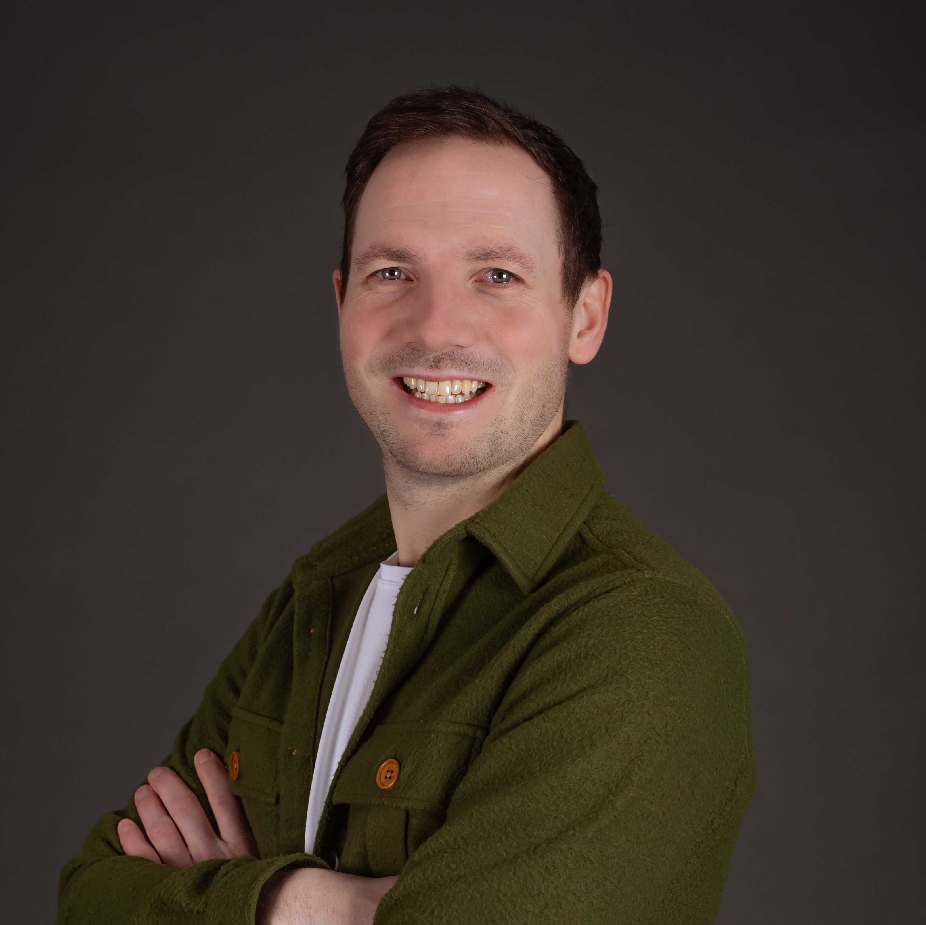 En mann i grønn skjorte