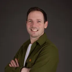 En mann i grønn skjorte