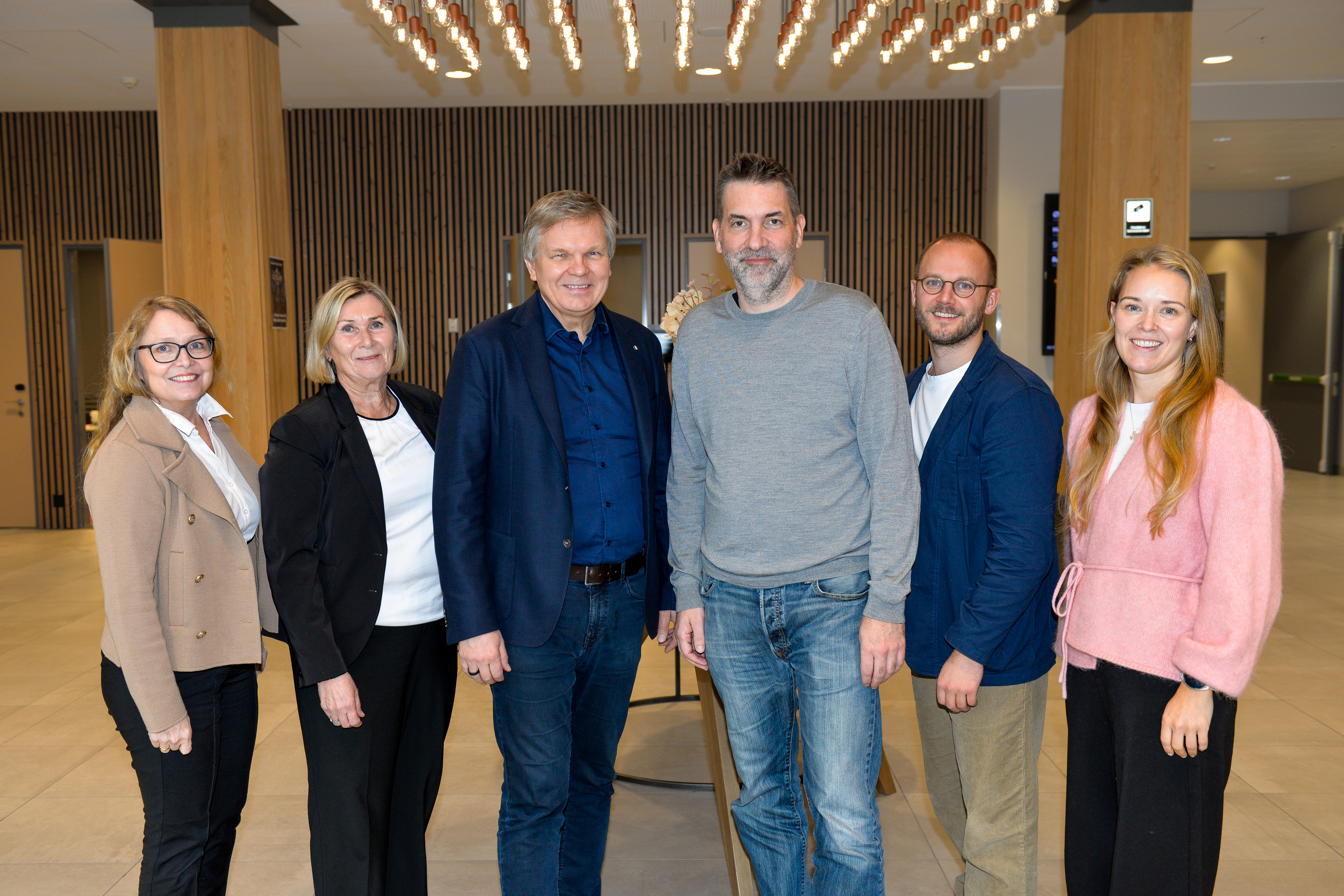 Tre kvinner og tre menn står oppstilt for et bilde.