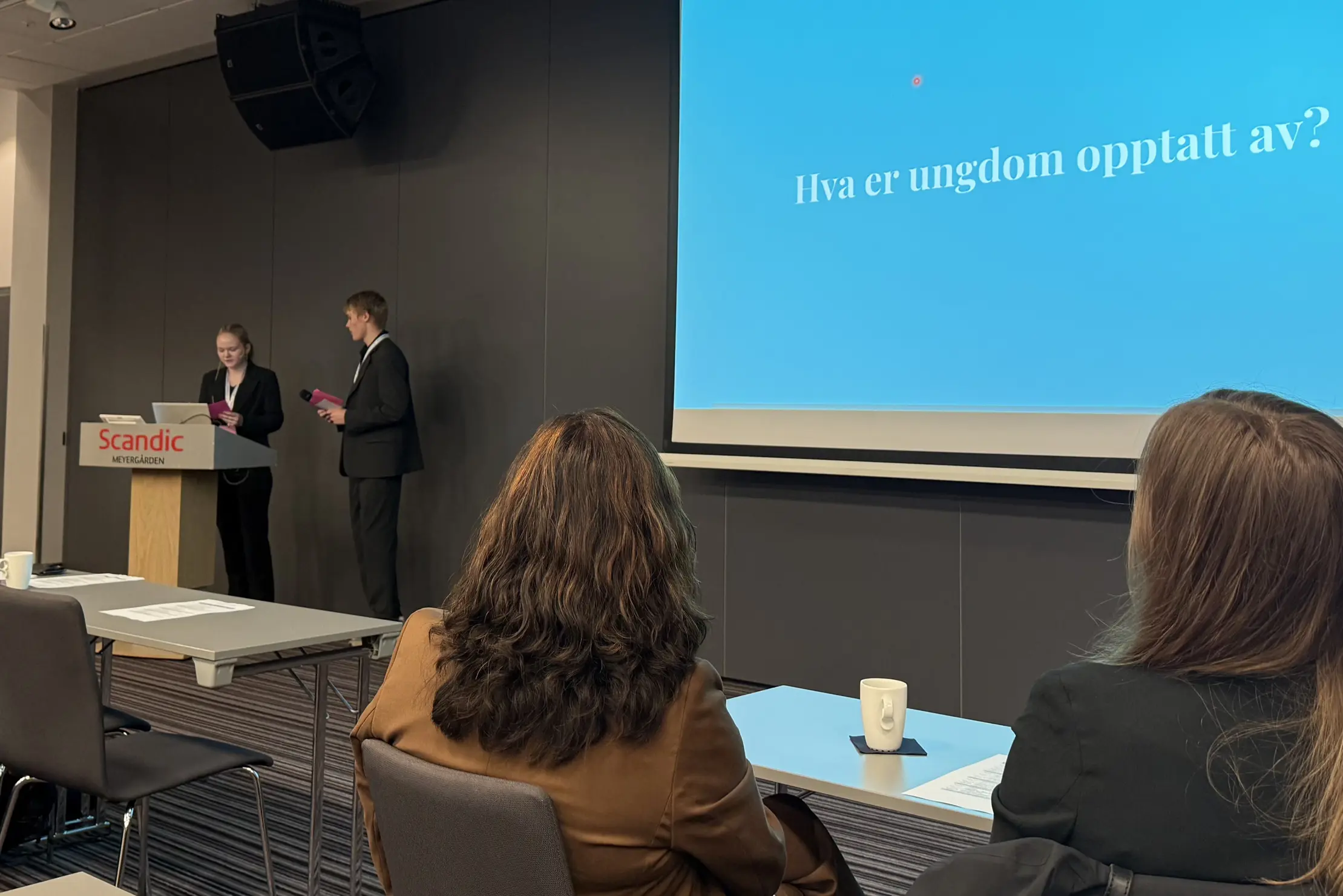 To ungdommer som holder en presentasjon