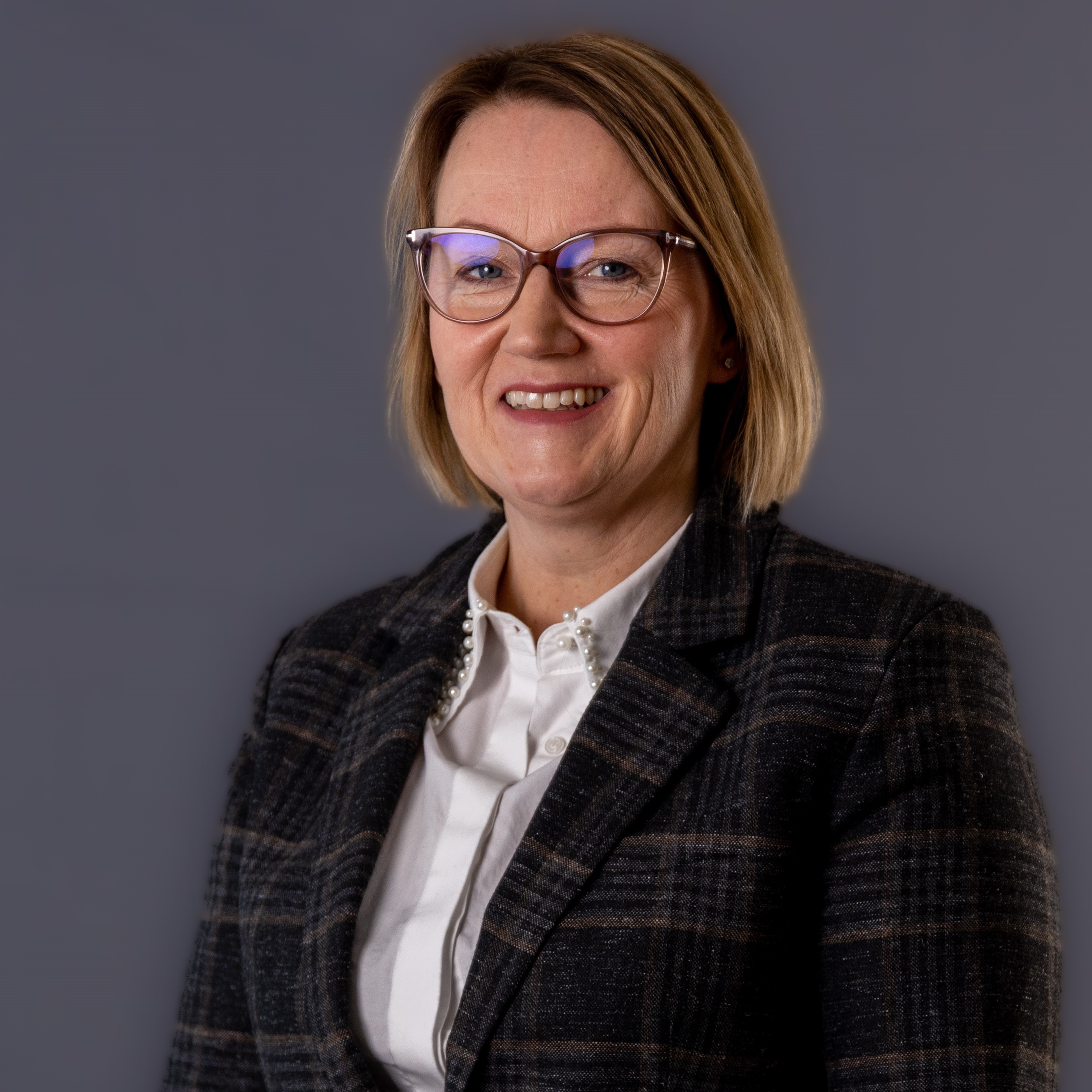 En person som bruker briller