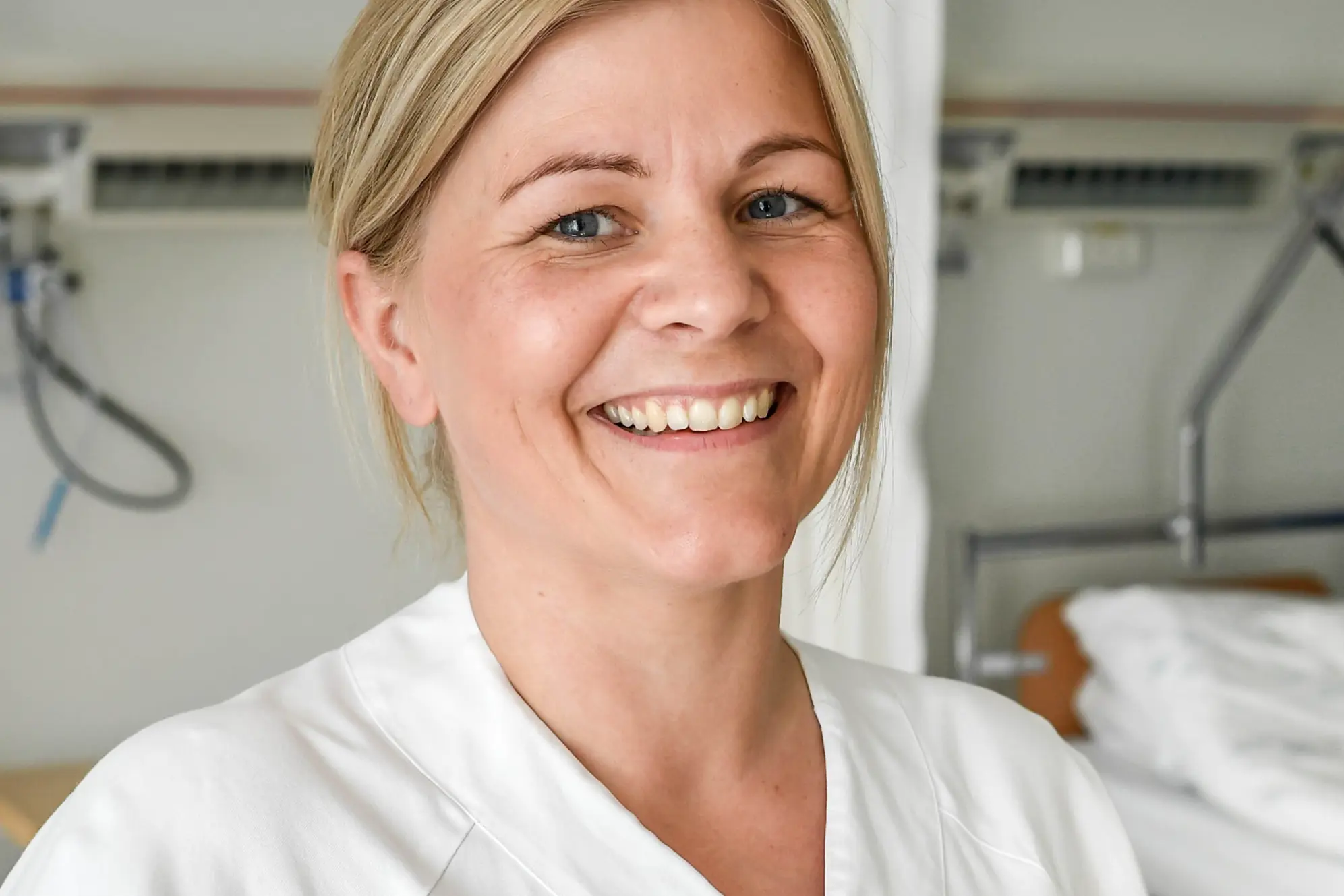 En person som smiler for kameraet