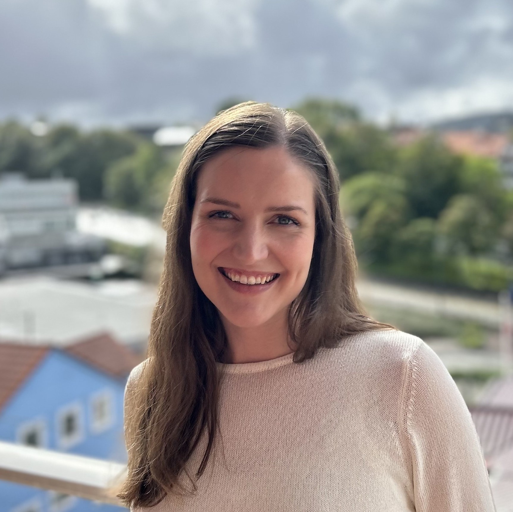 En person som smiler til kameraet