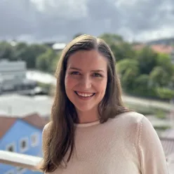 En person som smiler til kameraet