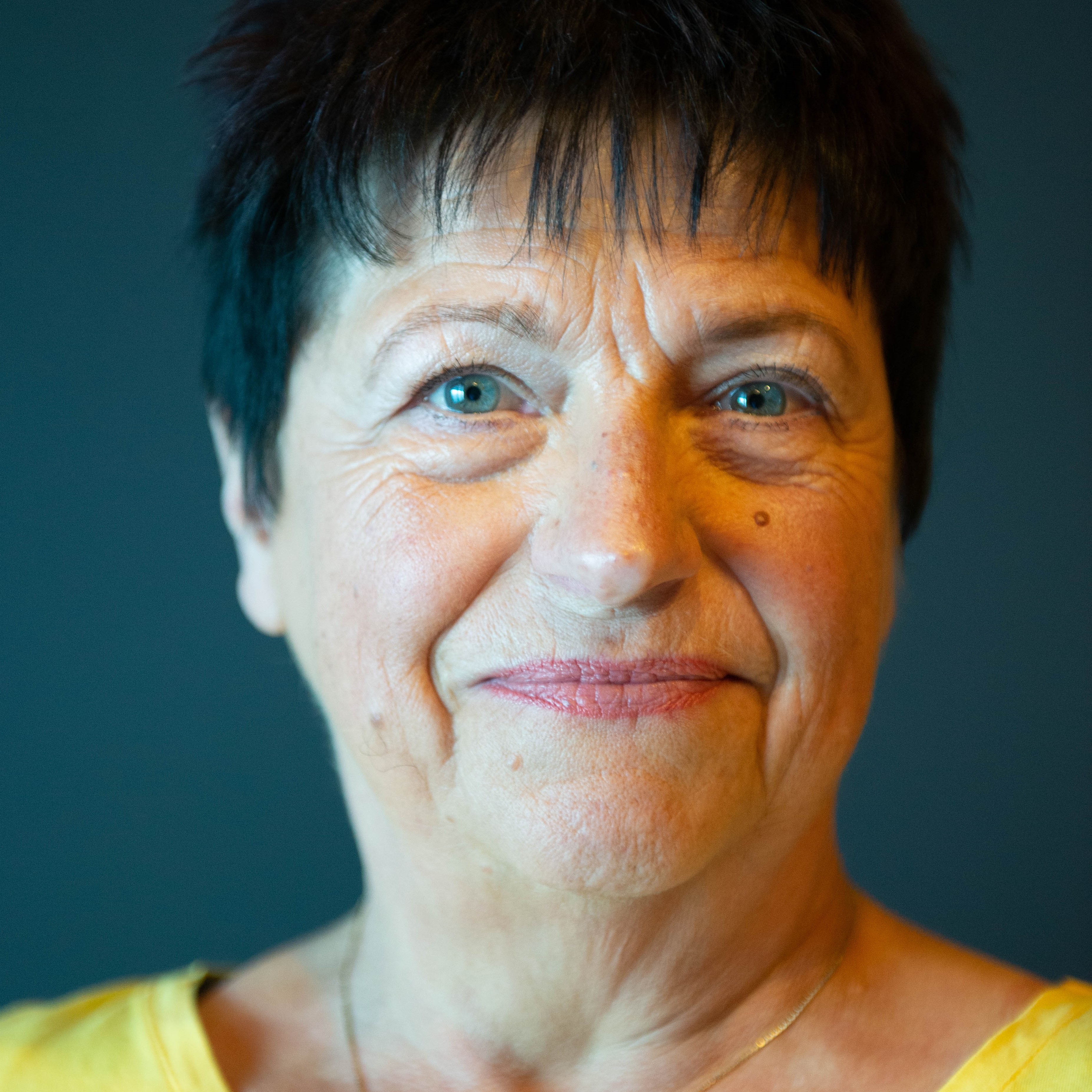 Et nærbilde av en mann