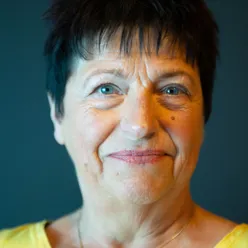 Et nærbilde av en mann