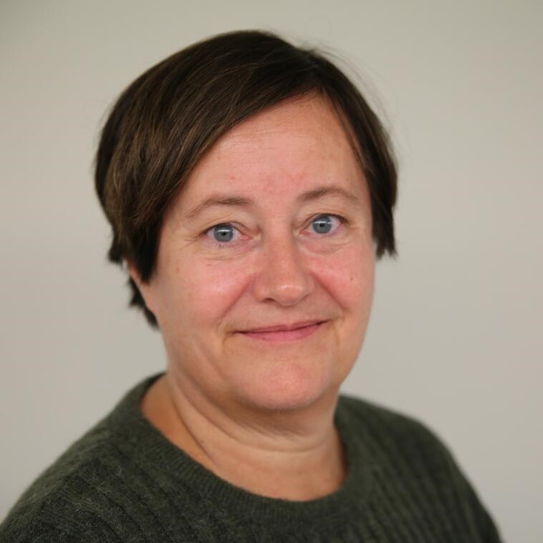 Et nærbilde av en person som smiler