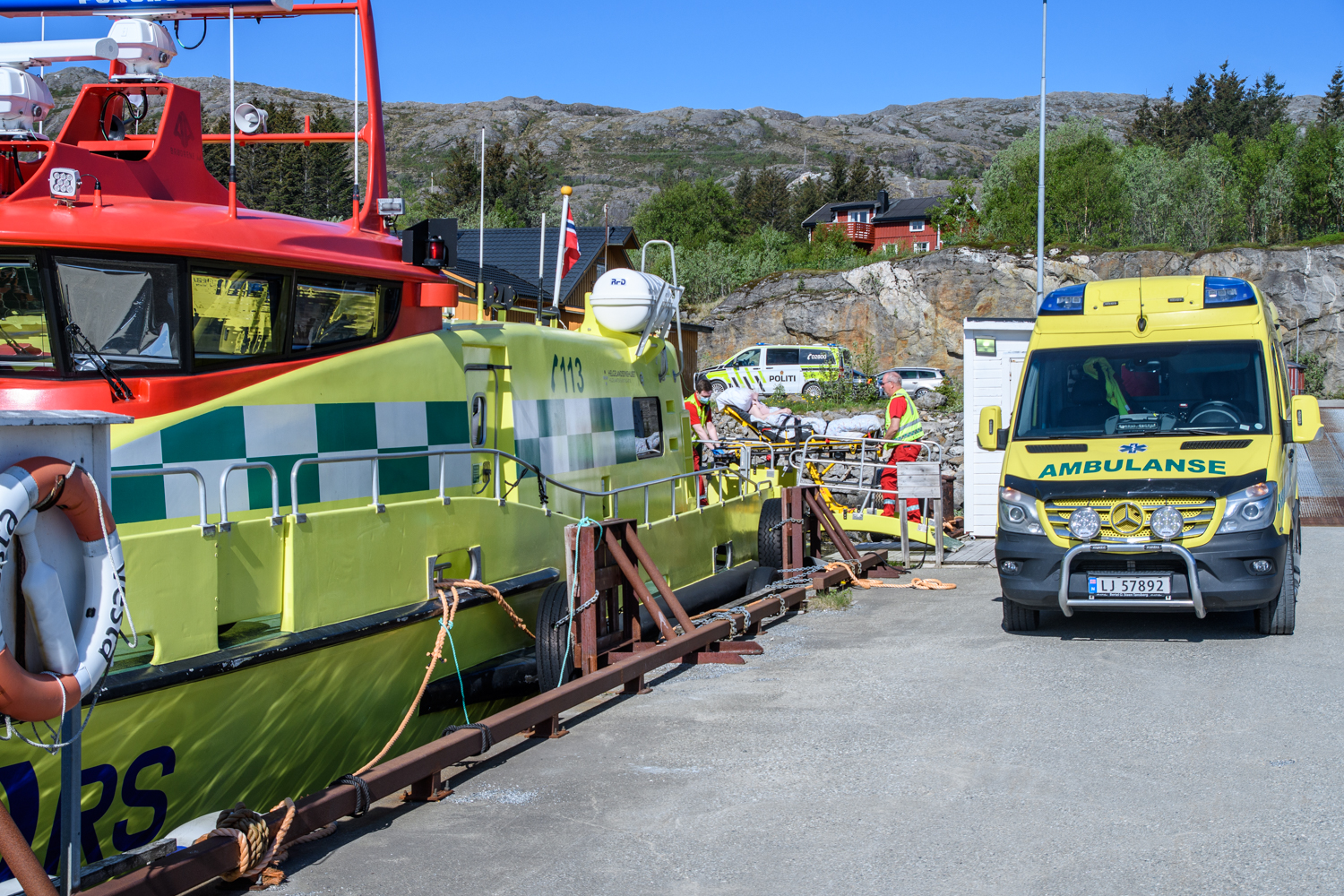 Ambulansebåt og ambulansebil