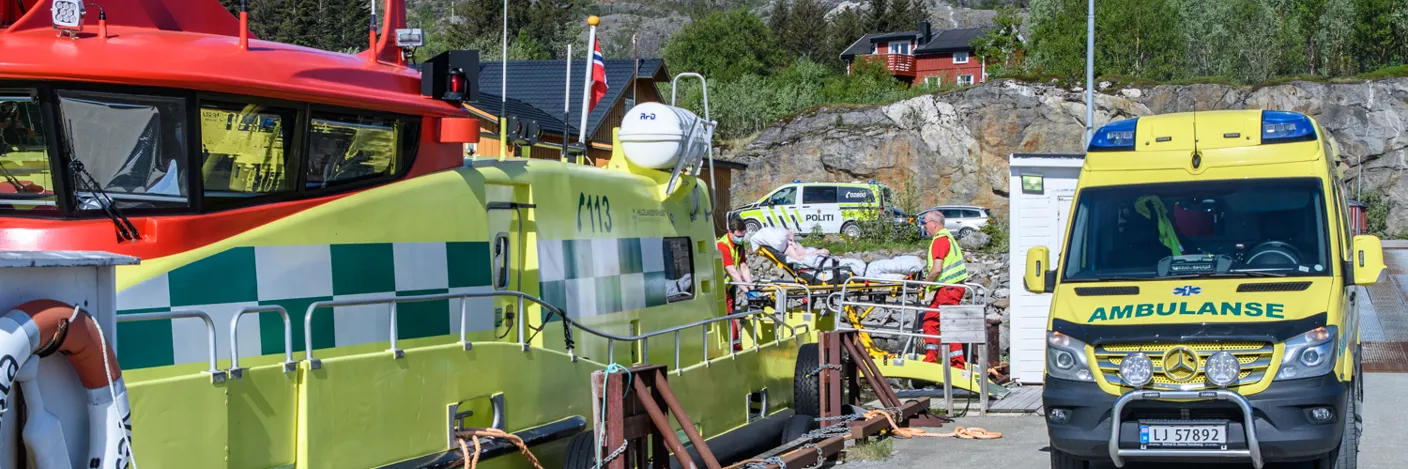 Ambulansebåt og ambulansebil