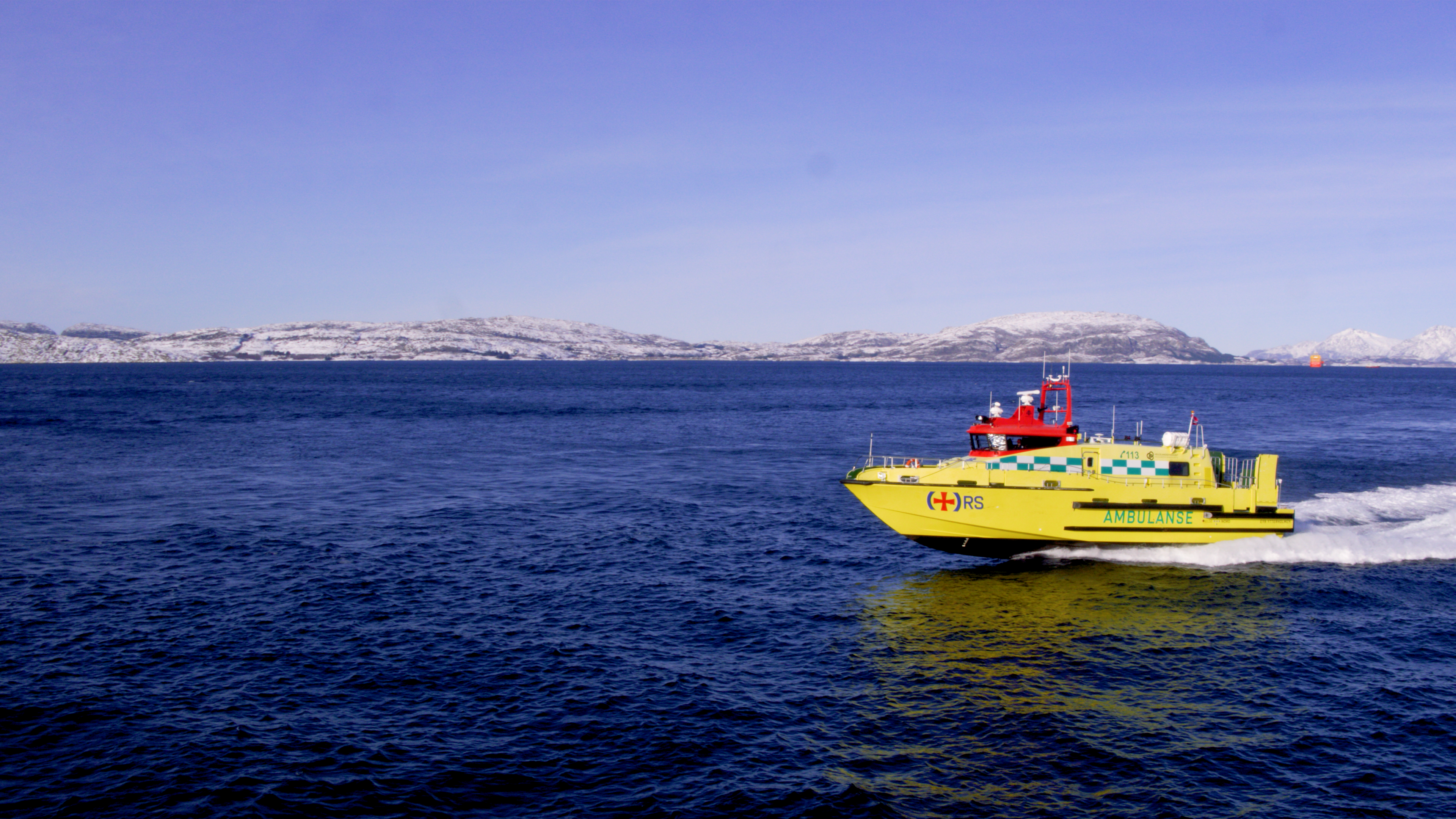 Ambulansebåt kjører fort på havet
