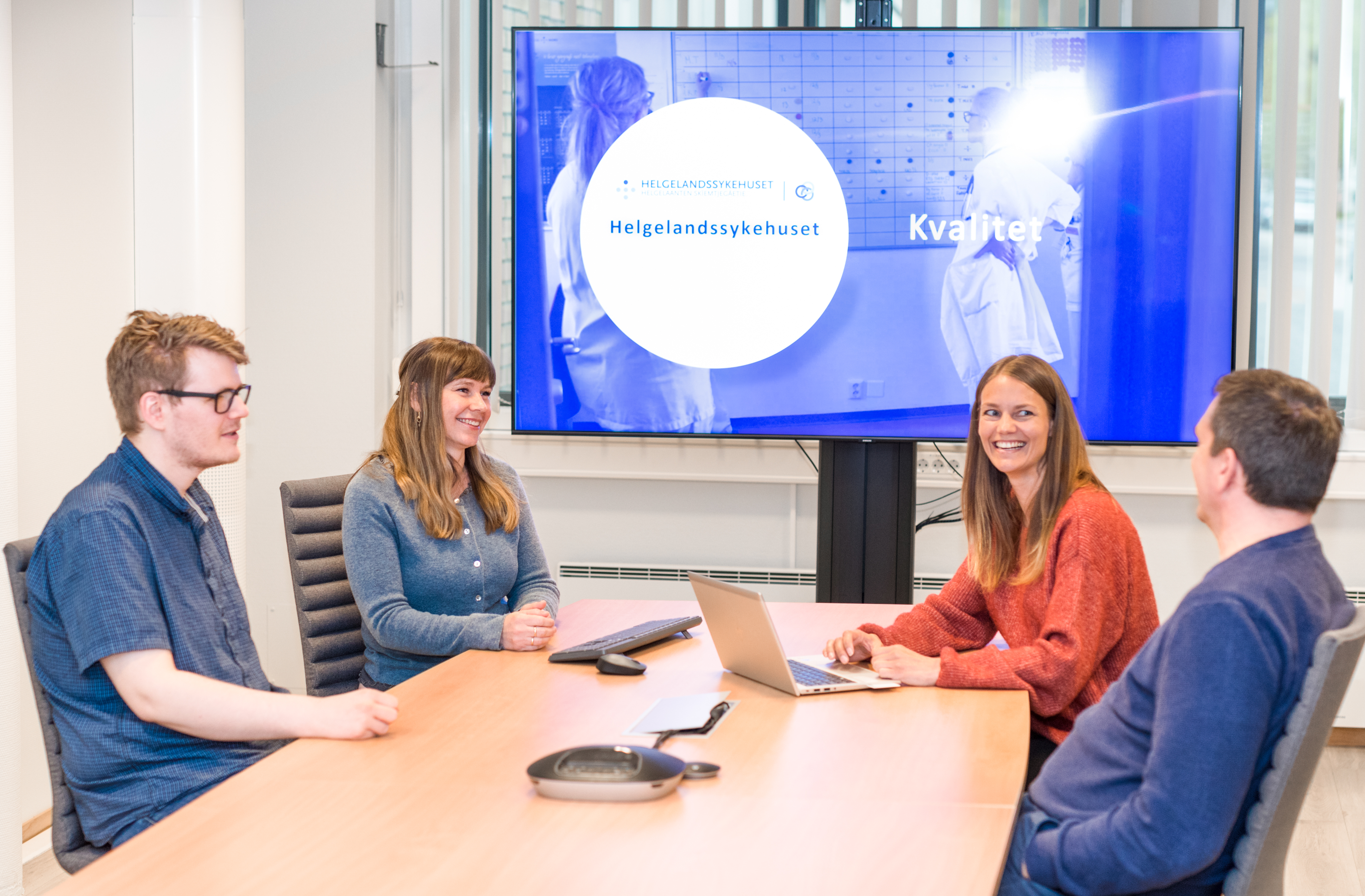 Fire personer sitter rundt et bord