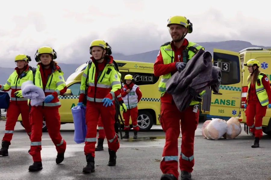 En gruppe ambulansearbeidere går i samme retning