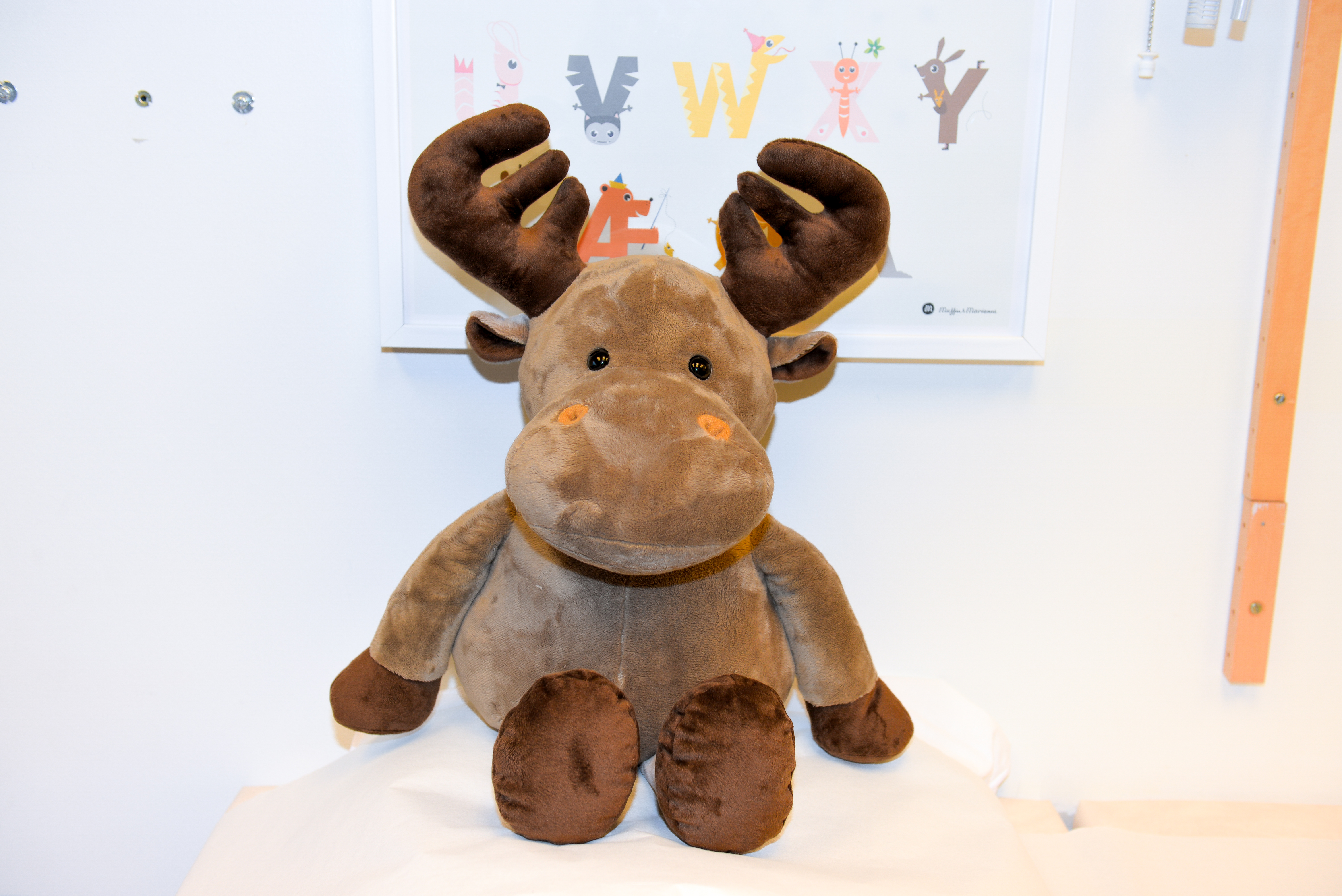 En kosebamse formet som en elg med horn