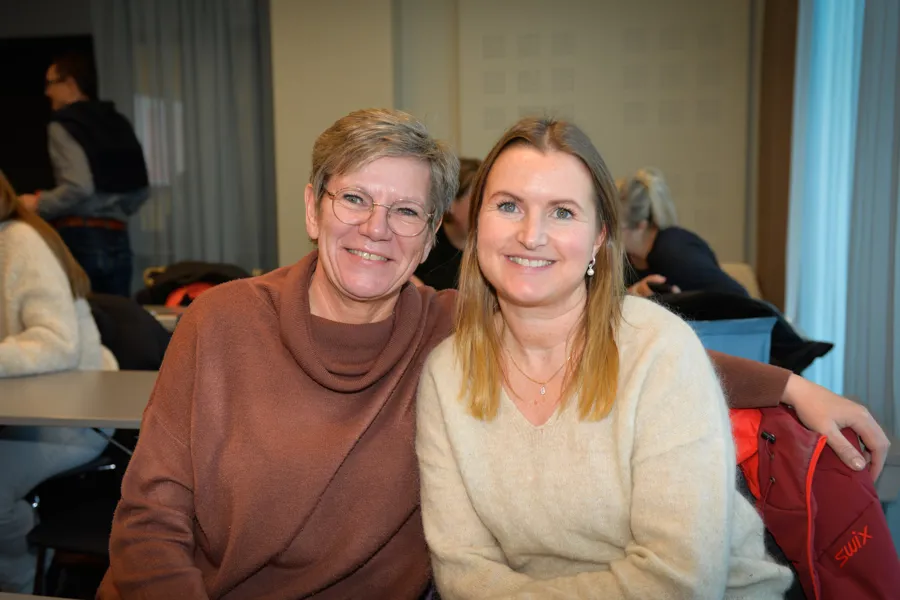 To kvinner som poserer for et bilde