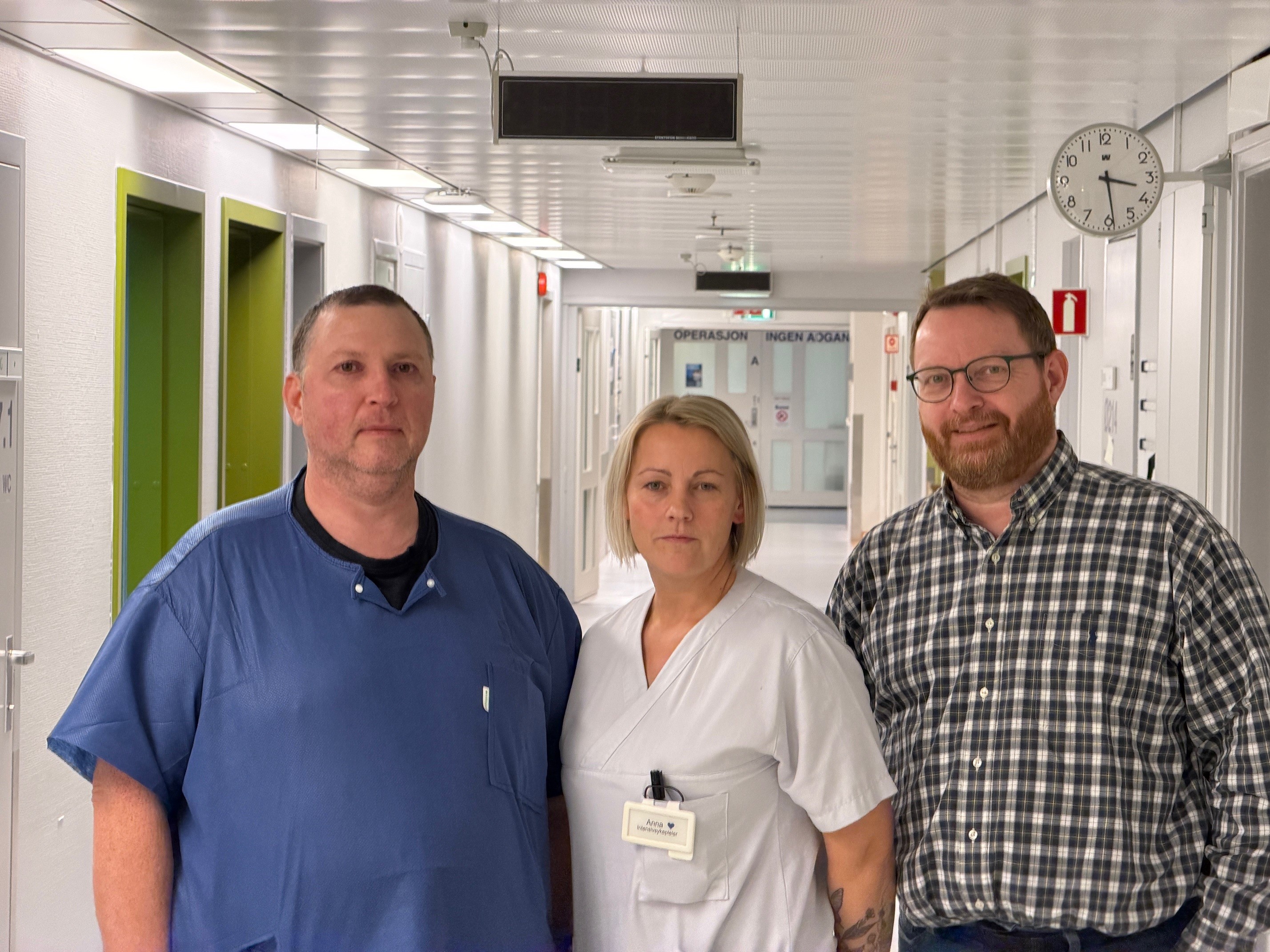 En gruppe mennesker som poserer for et bilde