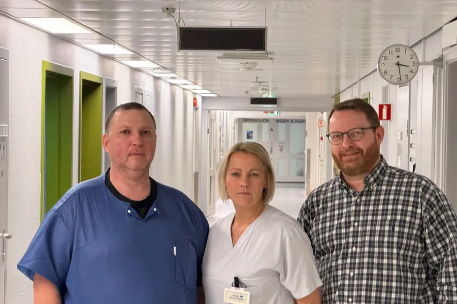 En gruppe mennesker som poserer for et bilde