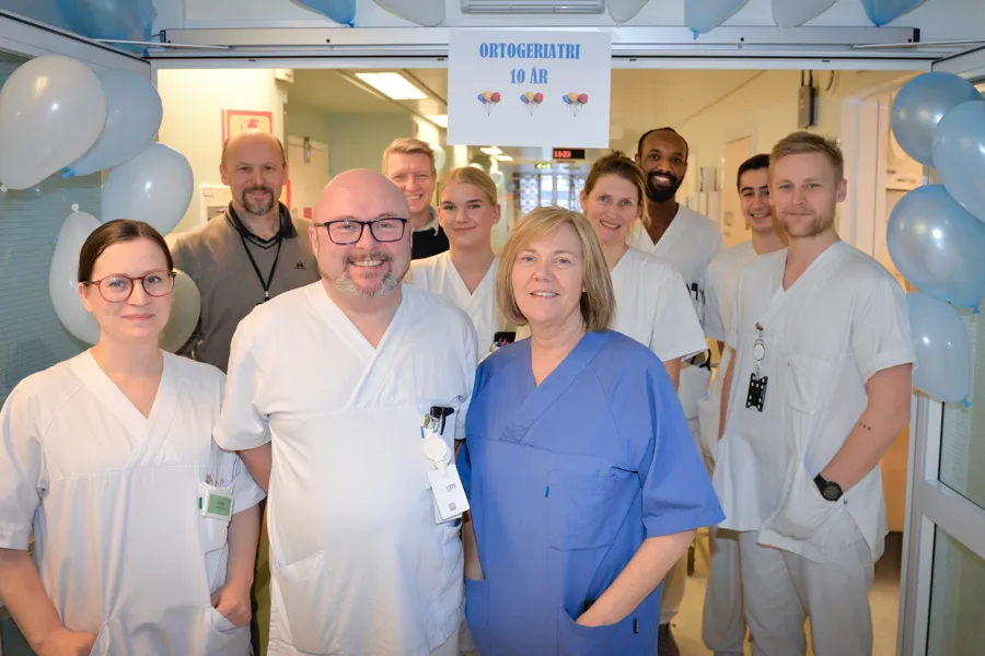 En gruppe mennesker som poserer for et bilde