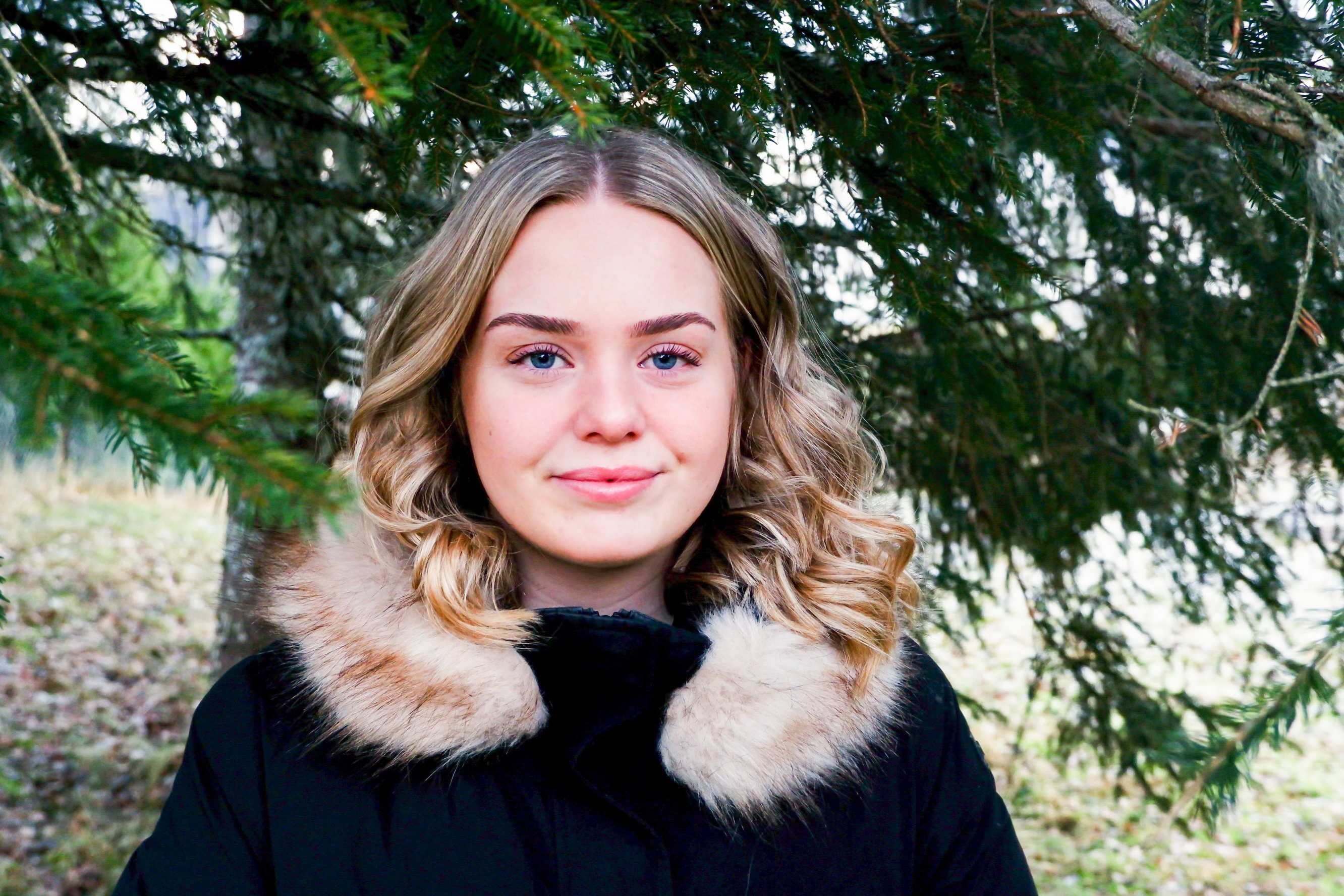 En ung dame med vinterjakke