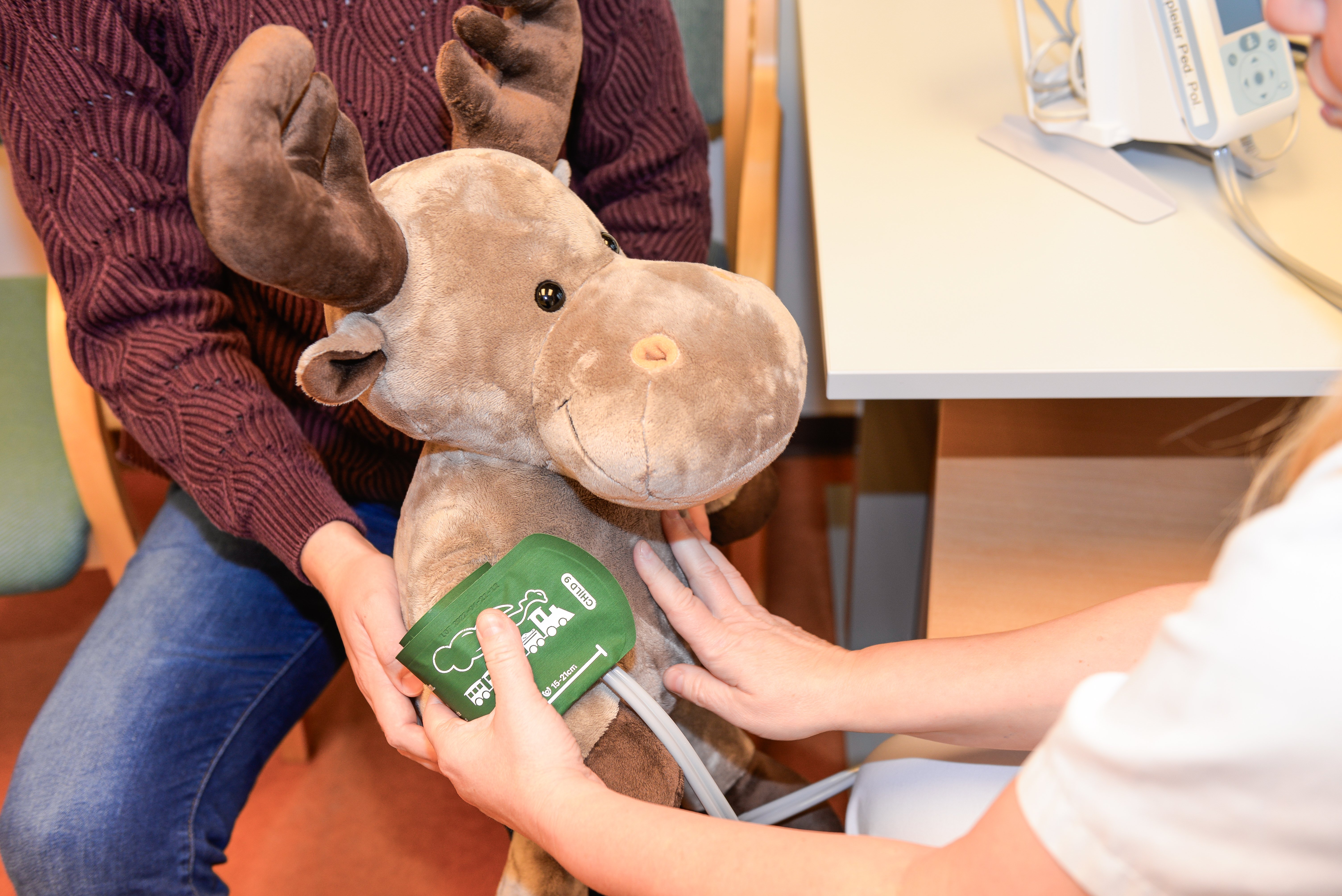 Elgen Eik får på seg en blodtrykksmåler på armen