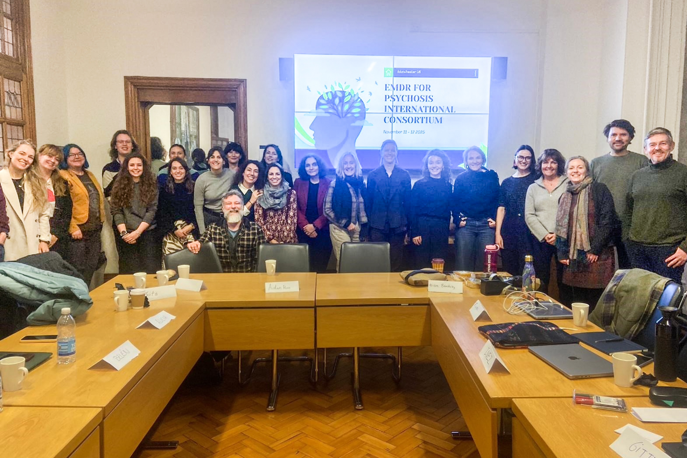 En gruppe mennesker som poserer for et bilde i et rom