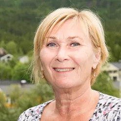 En person som smiler for kameraet