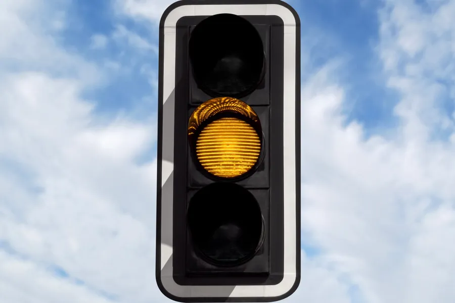Et trafikklys som viser gult